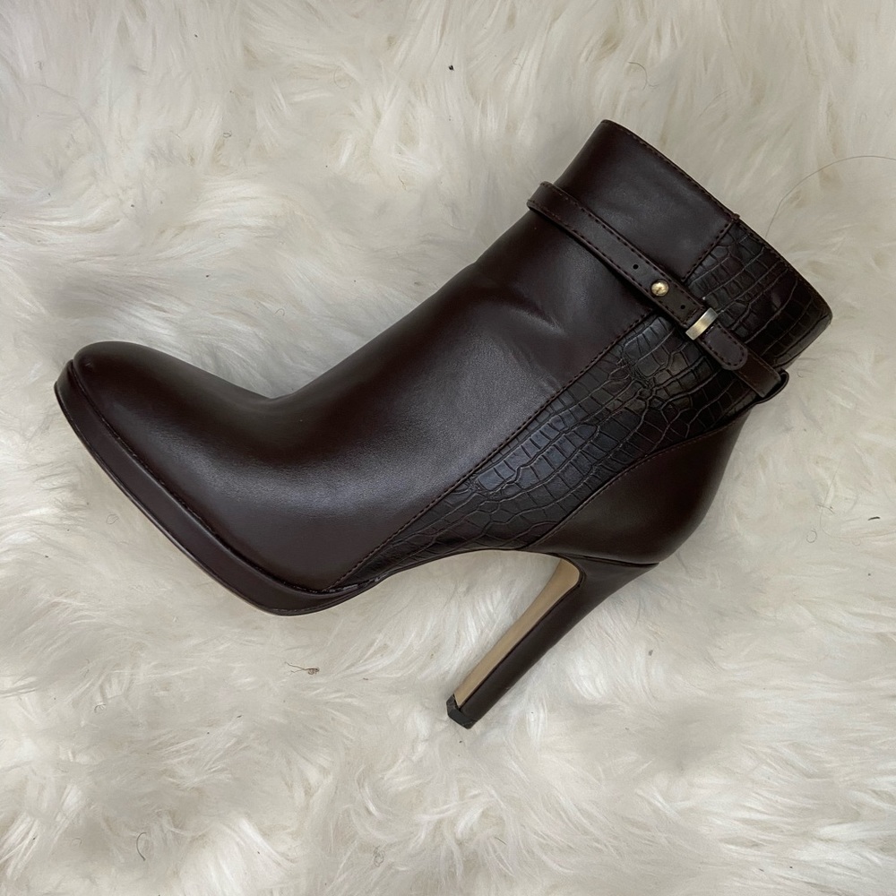 The limited fashionable ankle boots